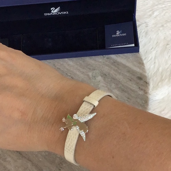 SWAROVSKI x DISNEY COLLABORATION CRYSTAL TINKERBELL BRACELET WHITE LEATHER BAND. - Picture 9 of 10